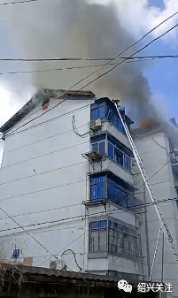沈阳一建筑突发火灾楼顶有多人被困