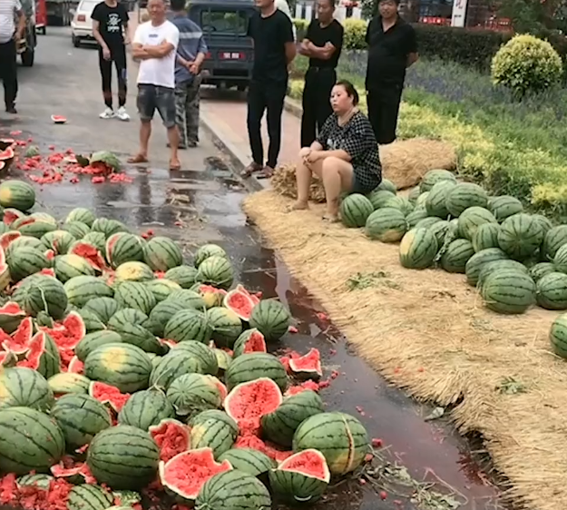 瓜贩被城管劝离时自砸西瓜背后的故事