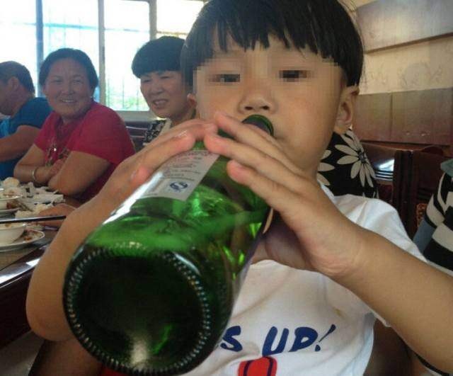 小孩被灌酒，社会应严厉打击的恶劣行为