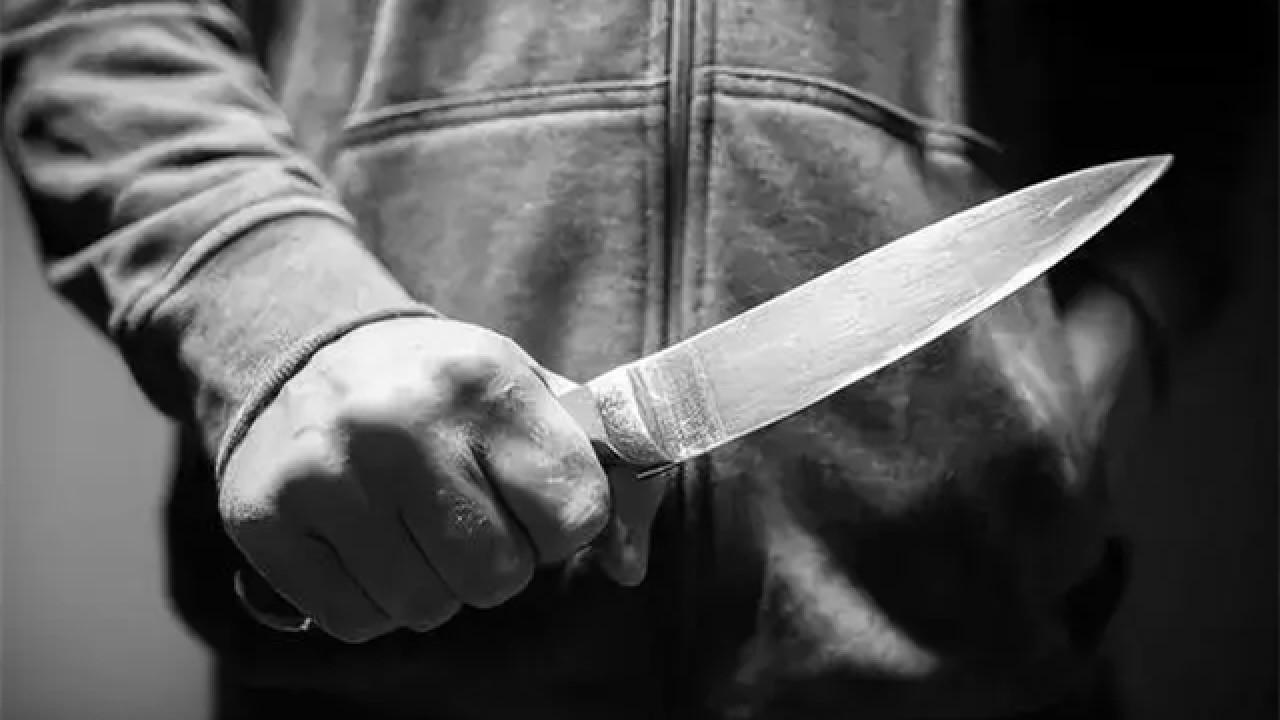 女海归家门口被捅死，凶手称正当防卫