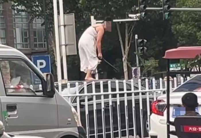女子持械打砸多辆车事件深度解析