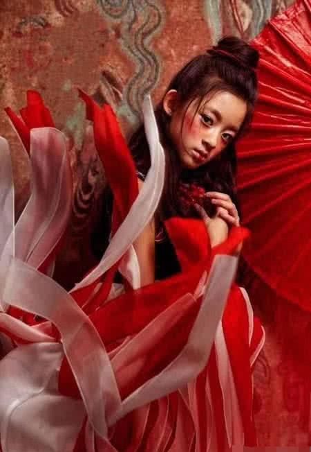 黄杨钿甜 近照，时光中的美丽瞬间
