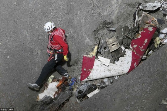 遭坠机碎片砸中身亡，一场无法挽回的悲剧