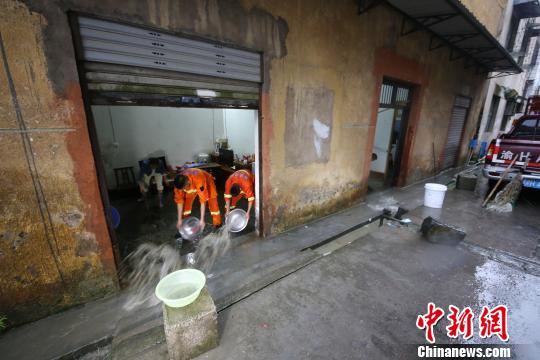 暴雨后居民开家门发现外面已成河——城市内涝的反思